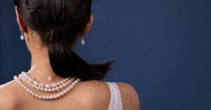 Kvinde med perlehalskæde
