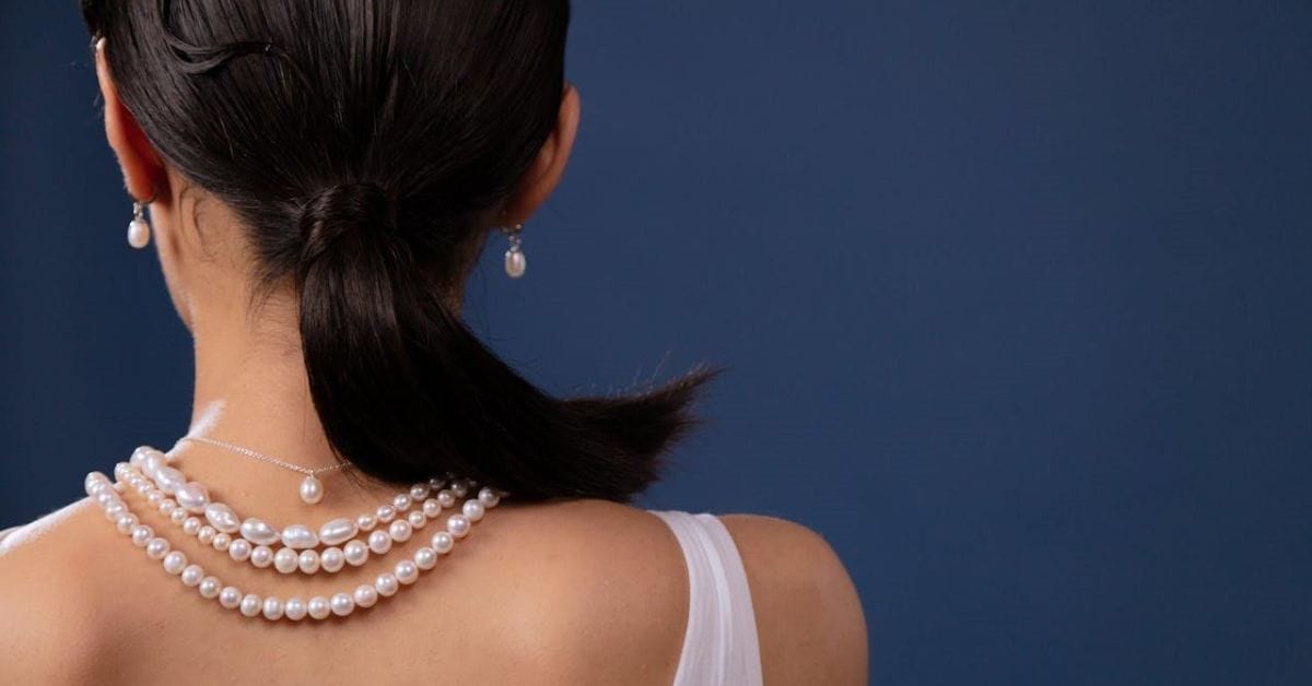 Kvinde med perlehalskæde